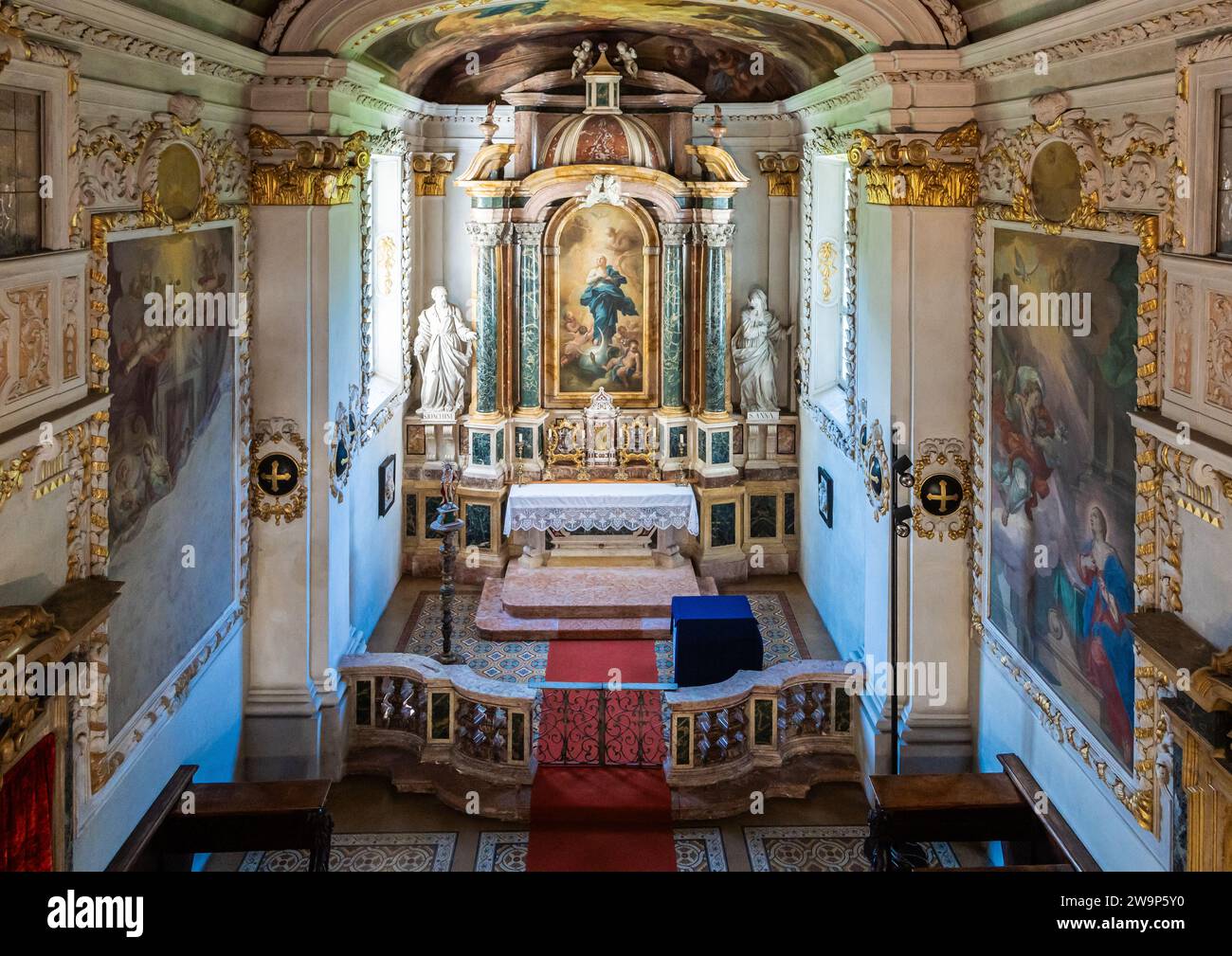 Interno della cappella vescovile e altare della chiesa con soffitti dipinti, Hofburg, Bressanone, alto Adige, Italia, 12 giugno 2023 Foto Stock