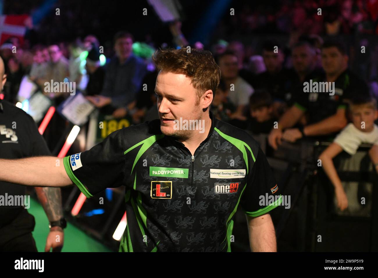 Alexandra Palace, Londra, Regno Unito. 29 dicembre 2023. 2023/24 PDC Paddy Power World Darts Championships Day 12 Afternoon Session; Jim Williams viene presentato ai tifosi prima del suo match con Raymond van Barneveld Credit: Action Plus Sports/Alamy Live News Foto Stock