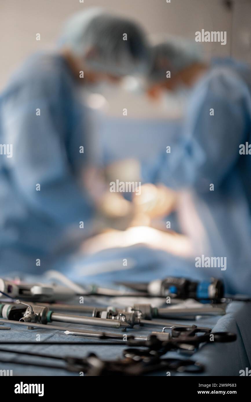 Primo piano sugli strumenti chirurgici durante un'operazione invasiva Foto Stock