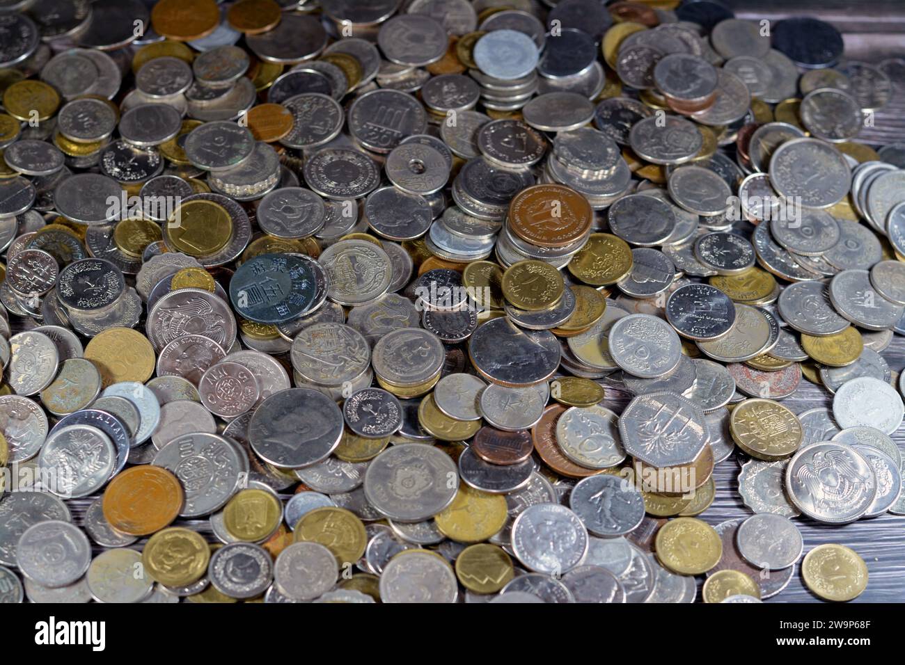 Sfondo di varie monete provenienti da molti paesi e valori diversi, vintage retrò, vecchie monete monete di diversi paesi e tempi diversi, p Foto Stock