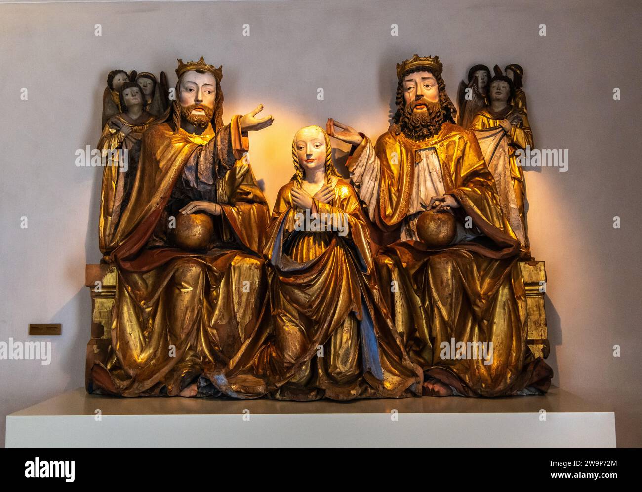 Hofburg, Museo Diocesano, Bressanone, alto Adige, Italia, 12 giugno 2023: Arte rinascimentale, Incoronazione di Maria, legno policromo e dorato (1515) Foto Stock