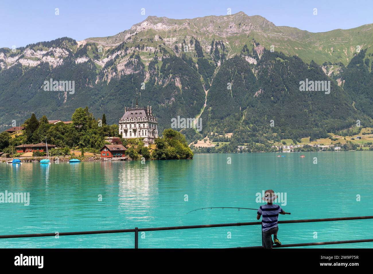 Iseltwald, Svizzera - 18 giugno 2022: Castello di Seeburg sull'Iseltwald nel turchese Lago di Brienz in Svizzera. Foto Stock