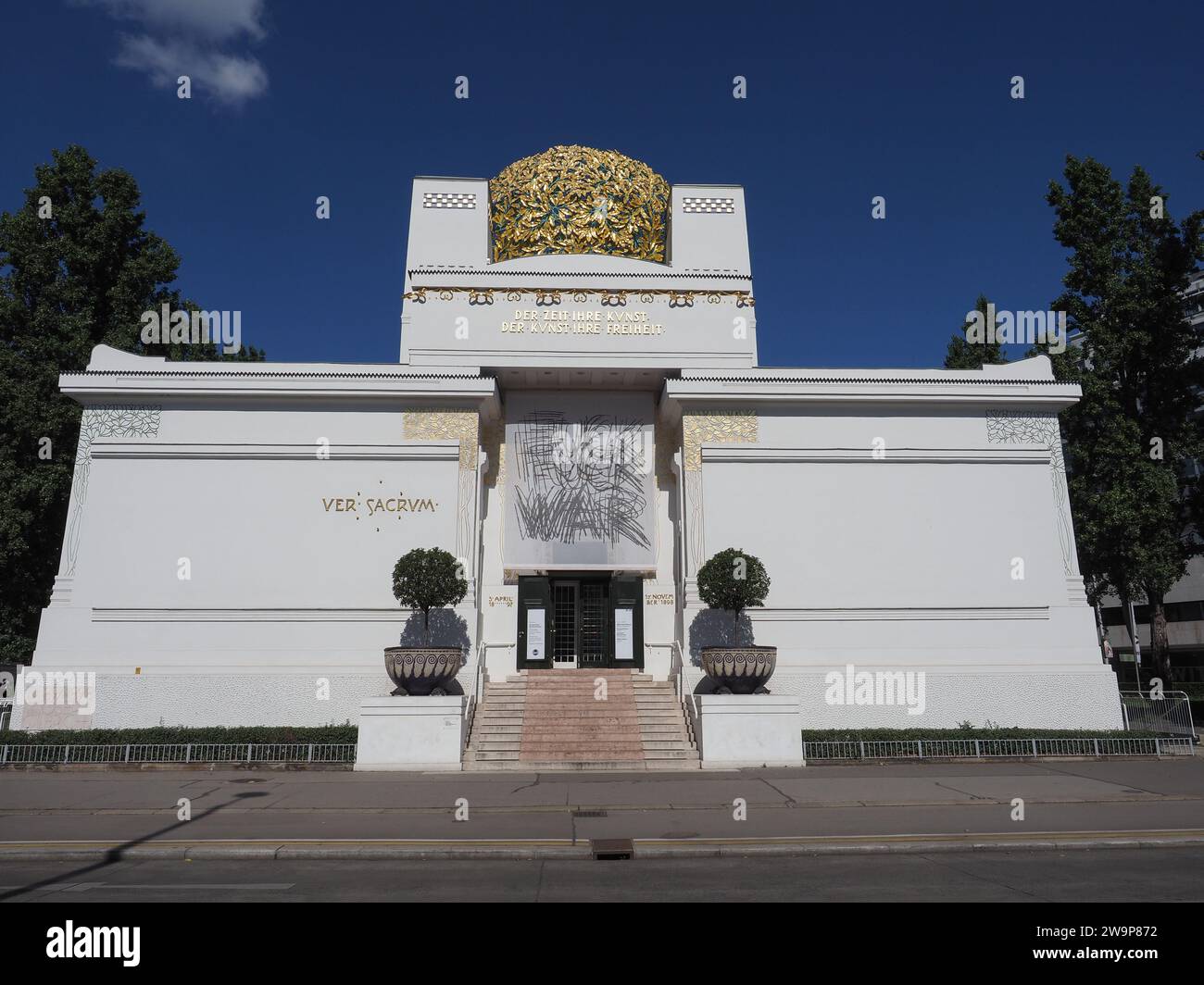 Wiener Secession di Olbrich intorno al 1897, Der Zeit Ihre Kunst Der Kunst Ihre Freiheit Ver Sacrum Translation to Every Age ITS Art to Every Art ITS Freiheit Ver Sacrum Translation to Every Age ITS Art to Every Art is Freed Foto Stock