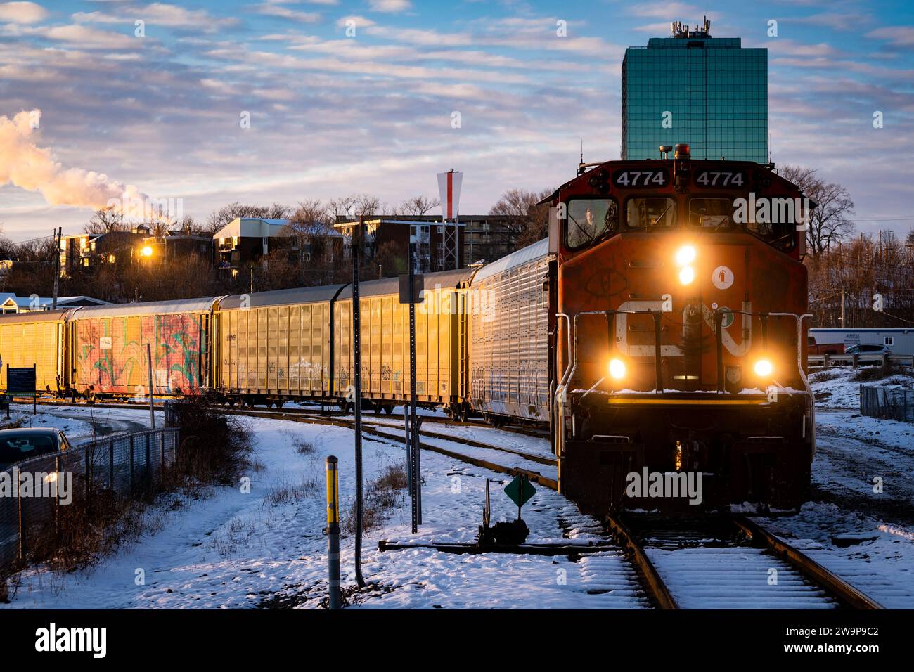 Locomotiva e vagoni ferroviari CN Rail in un deposito di smistamento al crepuscolo a Dartmouth, nuova Scozia, Canada. Foto Stock