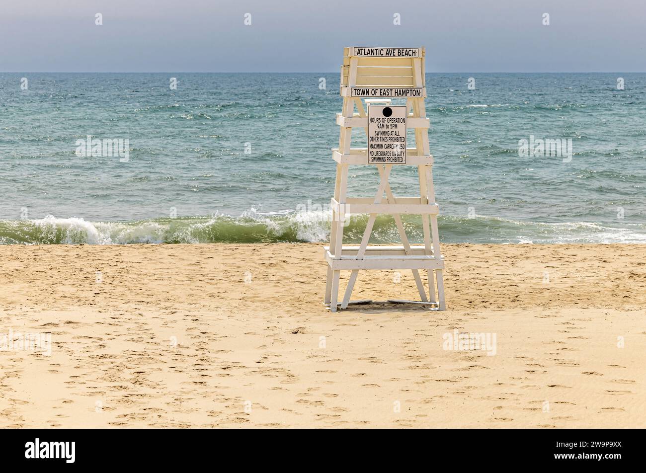 il salvagente di legno bianco vuoto si trova sulla spiaggia di atlantic avenue Foto Stock