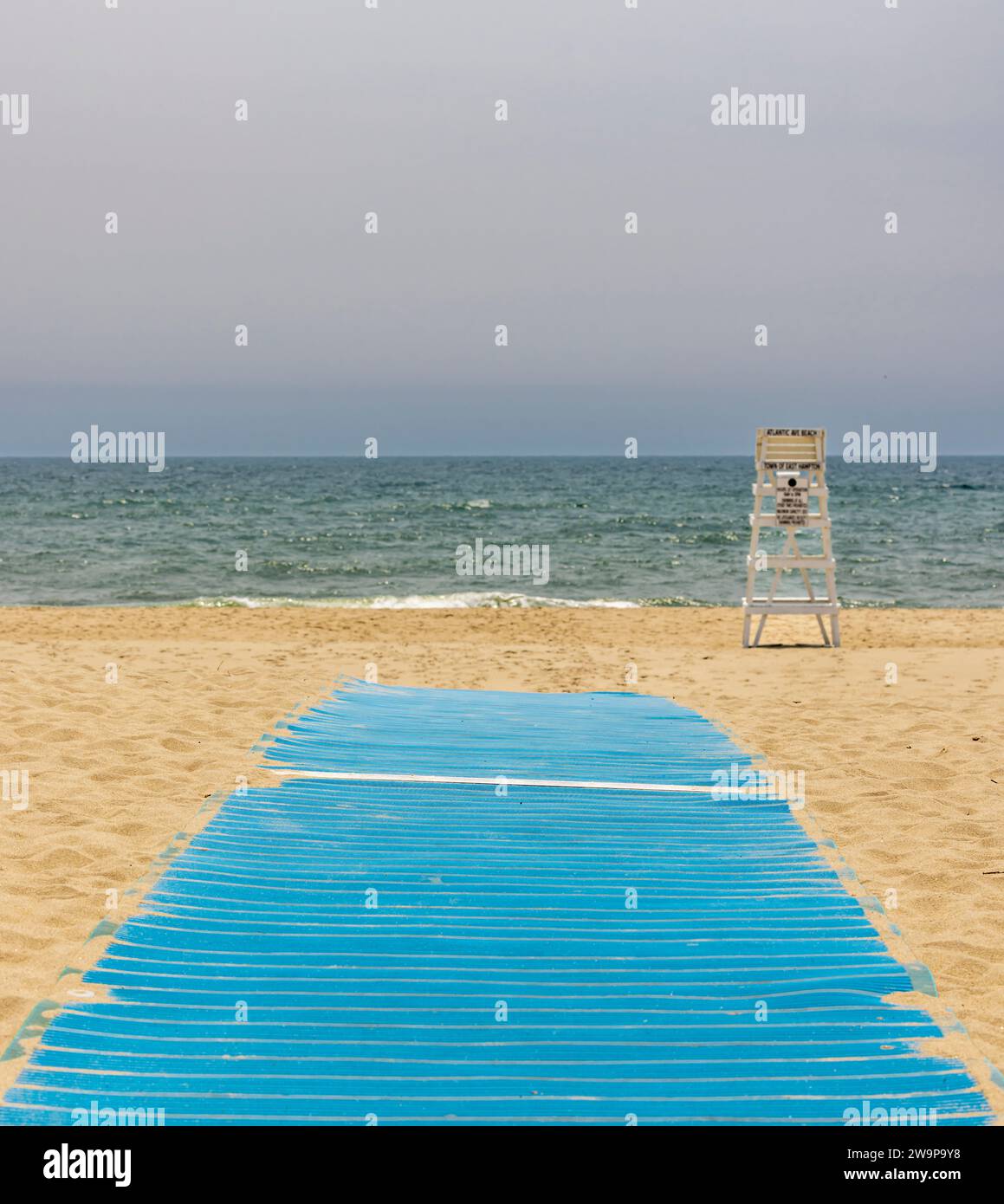 tappetino blu che conduce ad una spiaggia sull'oceano ad amagansett Foto Stock