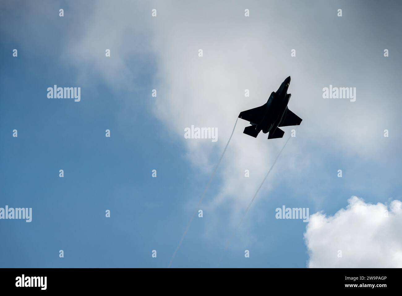 Aerei da caccia che decollano dalla base aerea militare olandese Foto Stock