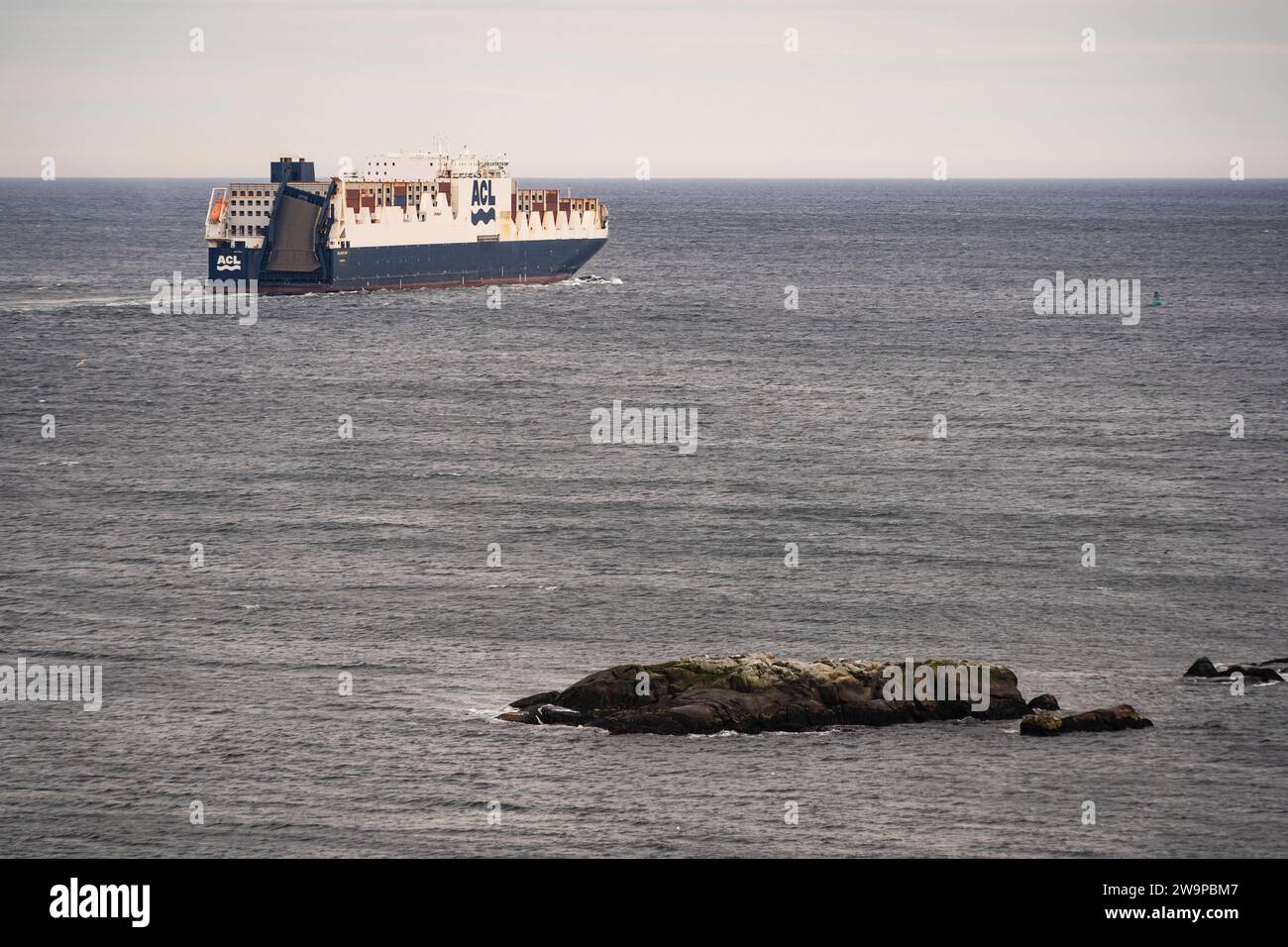 Nave portacontainer ACL Atlantic Sky in partenza dal porto di Halifax visto da Chebucto Head a Halifax, nuova Scozia, Canada. Foto Stock