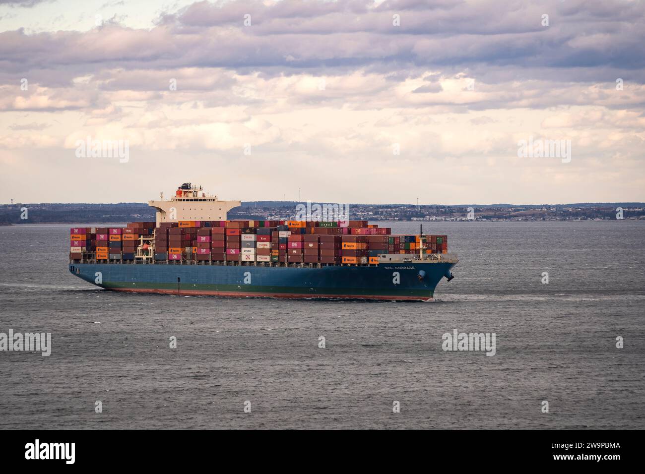 Nave portacontainer MOL MOL Courage che parte dal porto di Halifax visto dalla Chebucto Head di Halifax, nuova Scozia, Canada. Foto Stock