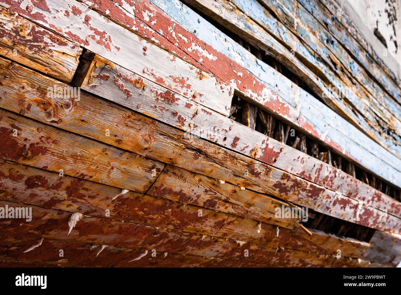 Un peschereccio in legno abbandonato che desta lentamente sulla costa orientale della nuova Scozia, Canada. Foto Stock
