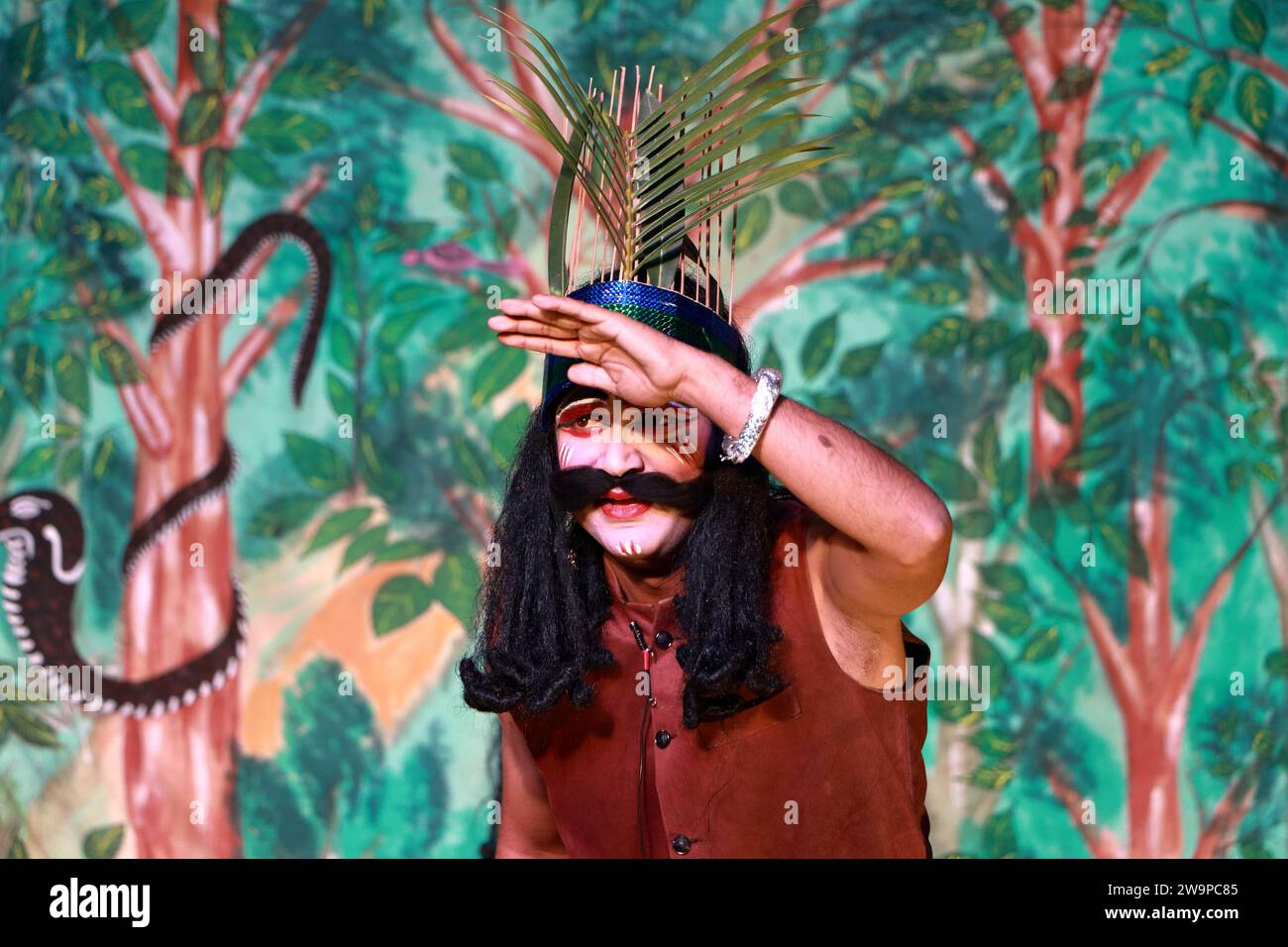 Un artista che interpreta il ruolo del personaggio di Kevat durante la messa in scena di Ramlila. Foto Stock