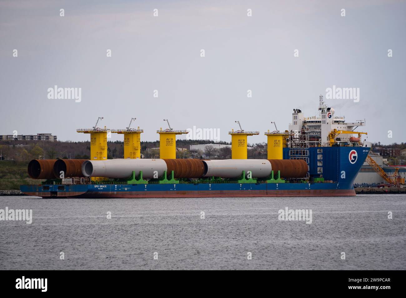 Unità pesante GPO Grace che fornisce componenti per mulini a vento offshore ad Halifax, nuova Scozia, per l'installazione al largo delle coste degli Stati Uniti. Foto Stock