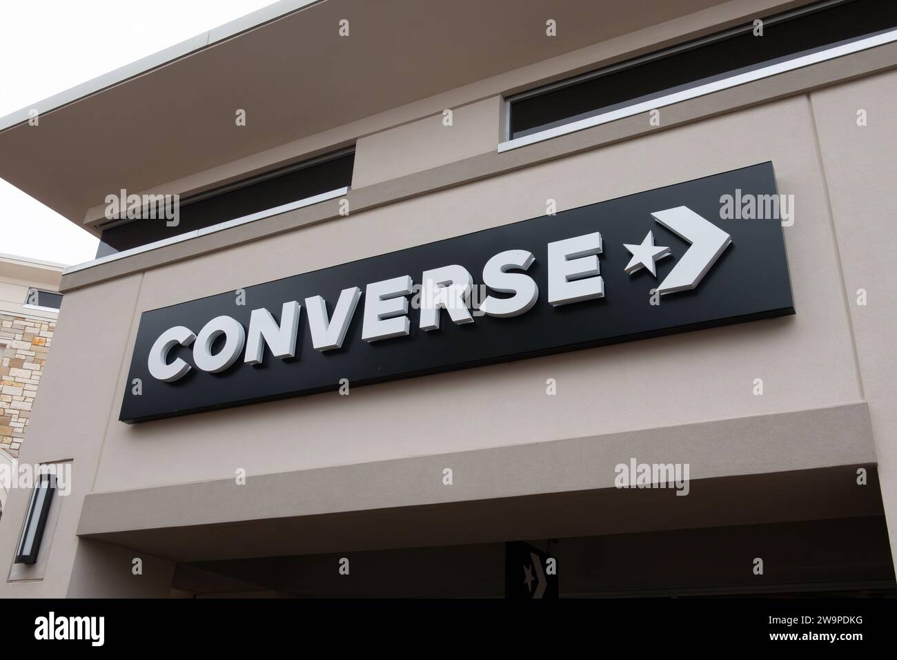 EAGAN, Minnesota, USA - 26 DICEMBRE 2023: Esterno del negozio Converse e logo del marchio. Foto Stock