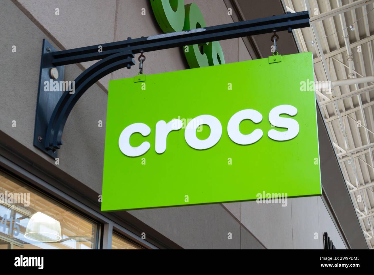 EAGAN, Minnesota, USA - 26 DICEMBRE 2023: Esterno del Crocs Store e logo del marchio. Foto Stock