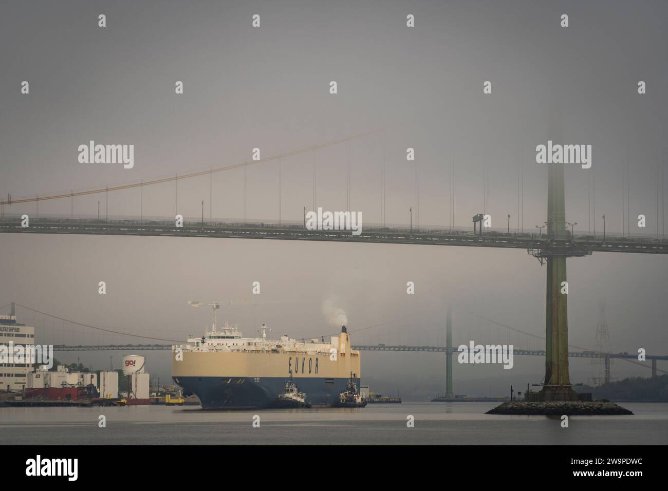 Nave portaerei in corso con guida in rimorchiatore a Halifax Harbour, nuova Scozia, Canada. Foto Stock