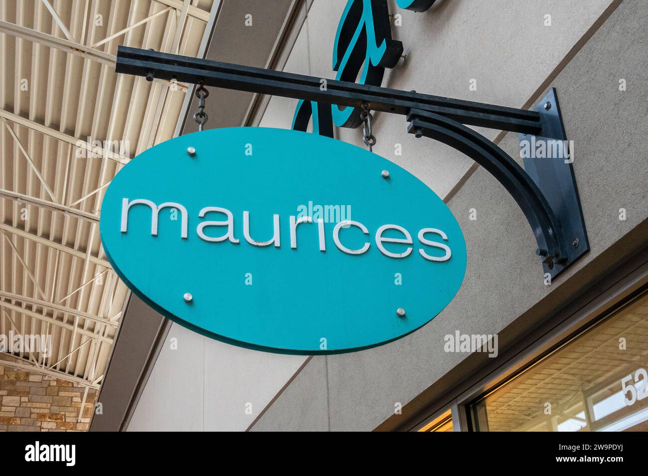 EAGAN, Minnesota, USA - 26 DICEMBRE 2023: Esterno del negozio Maurices e logo del marchio. Foto Stock