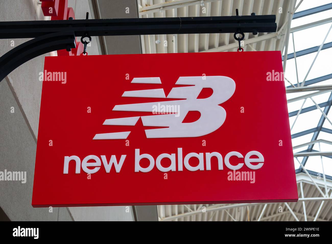 EAGAN, Minnesota, USA - 26 DICEMBRE 2023: Esterno del negozio New Balance e logo del marchio. Foto Stock