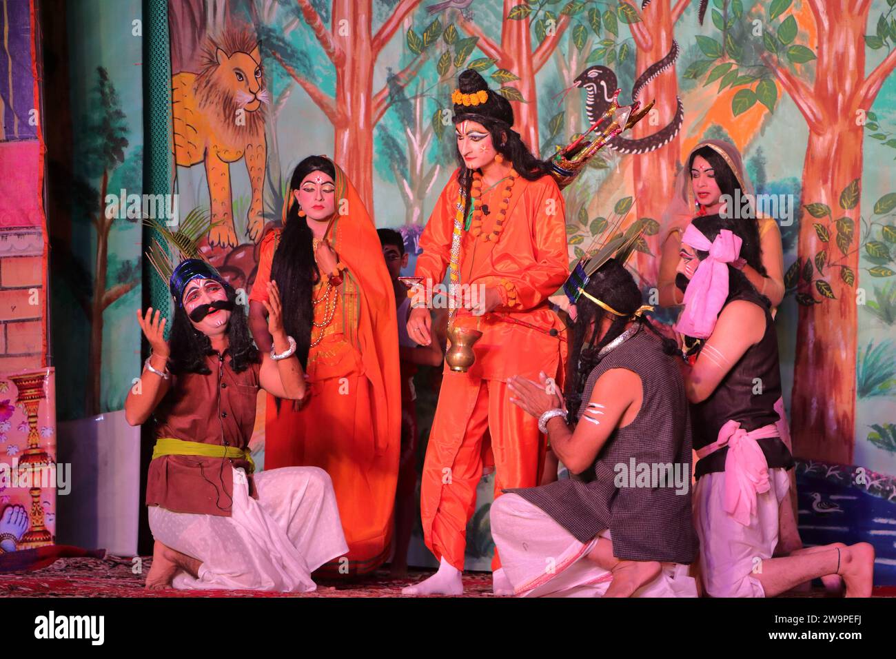 Dialogo tra RAM, Lakshman e Sita durante la messa in scena di Ramlila. Foto Stock