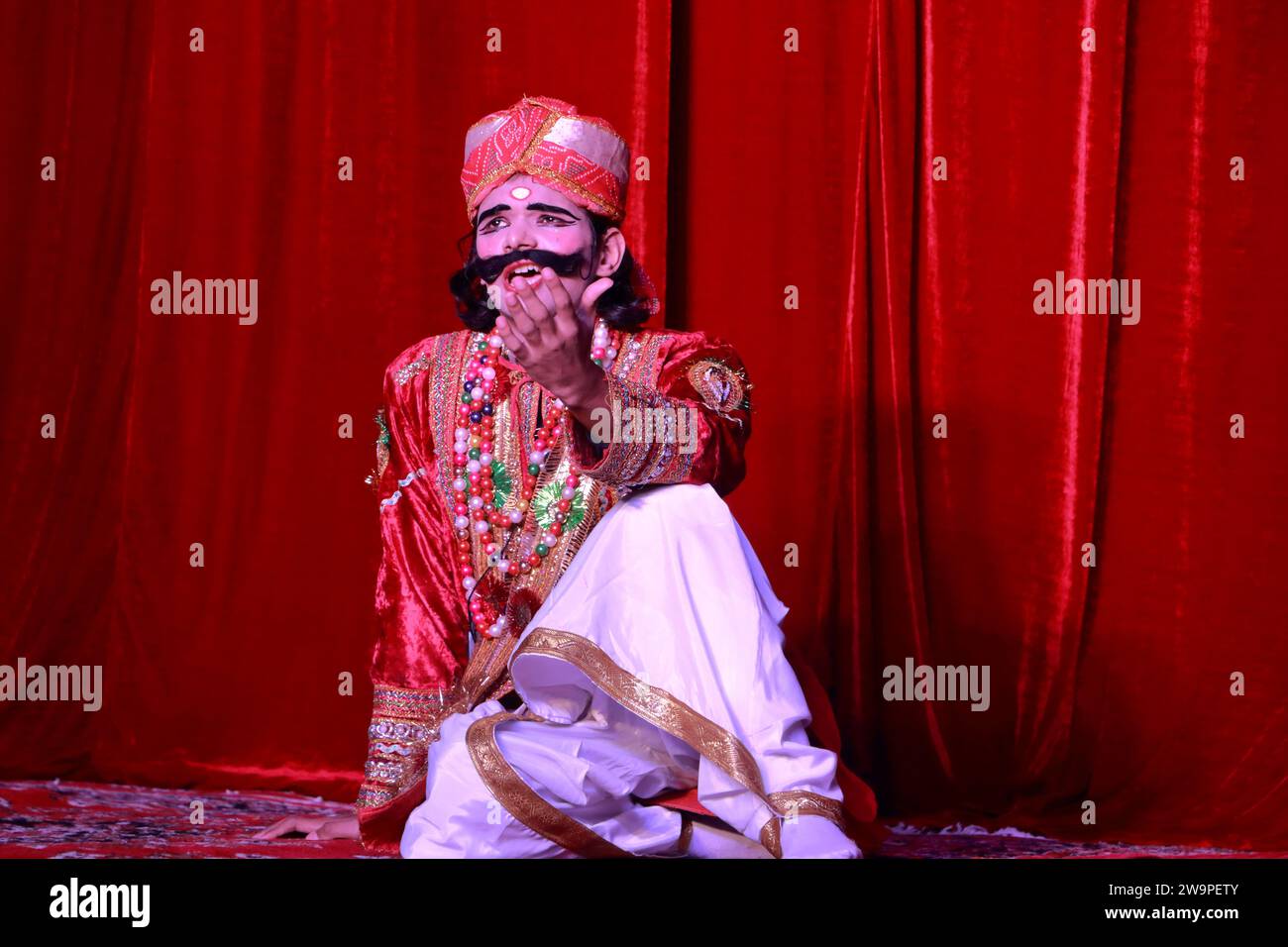 Un artista che interpreta il ruolo del personaggio di Kevat durante la messa in scena di Ramlila. Foto Stock