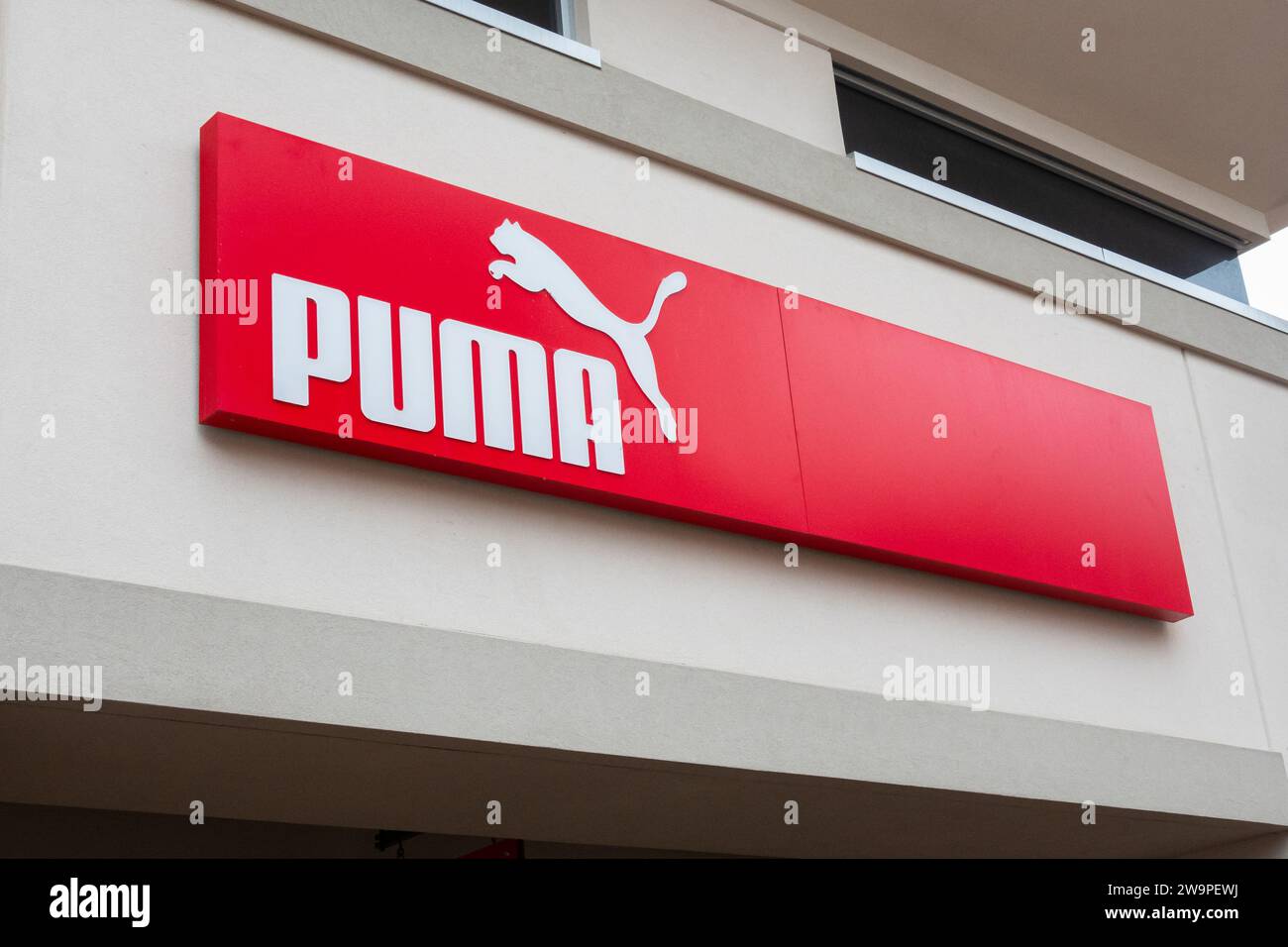 EAGAN, Minnesota, USA - 26 DICEMBRE 2023: Esterno del negozio Puma e logo del marchio. Foto Stock
