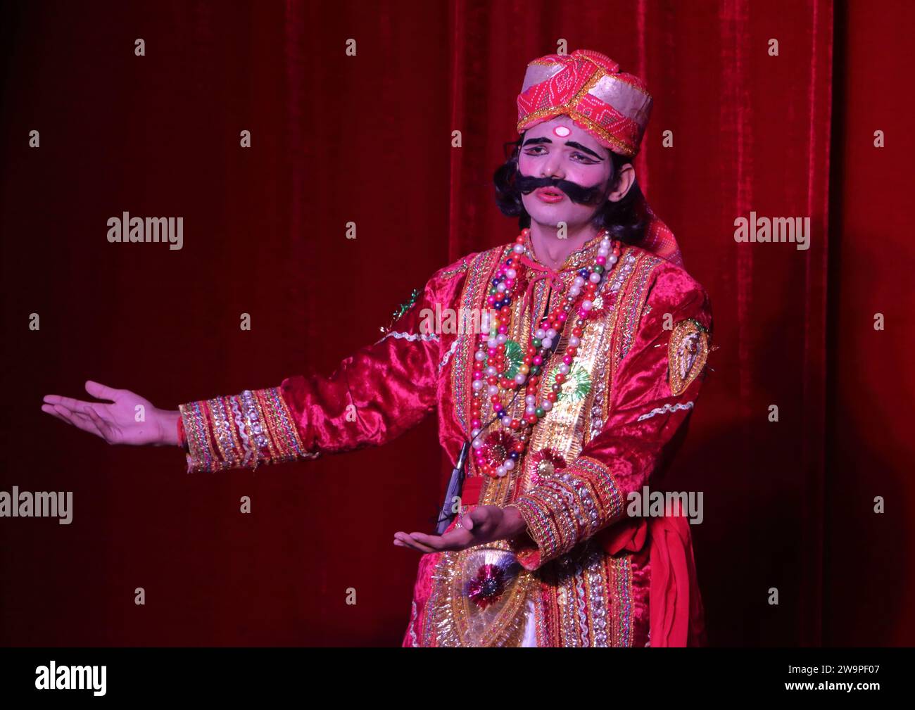 Un artista che interpreta il ruolo del personaggio di Kevat durante la messa in scena di Ramlila. Foto Stock