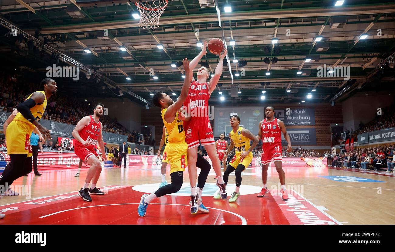 v. l. Kenneth Ogbe (EWE Baskets Oldenburg, 25) und Collin Welp (Wuerzburg Baskets, 40). 29.12.2023, pallacanestro, BBL, cesti Wuerzburg - cestini EWE Oldenburg, GER, Wuerzburg, tectake Arena. Foto Stock