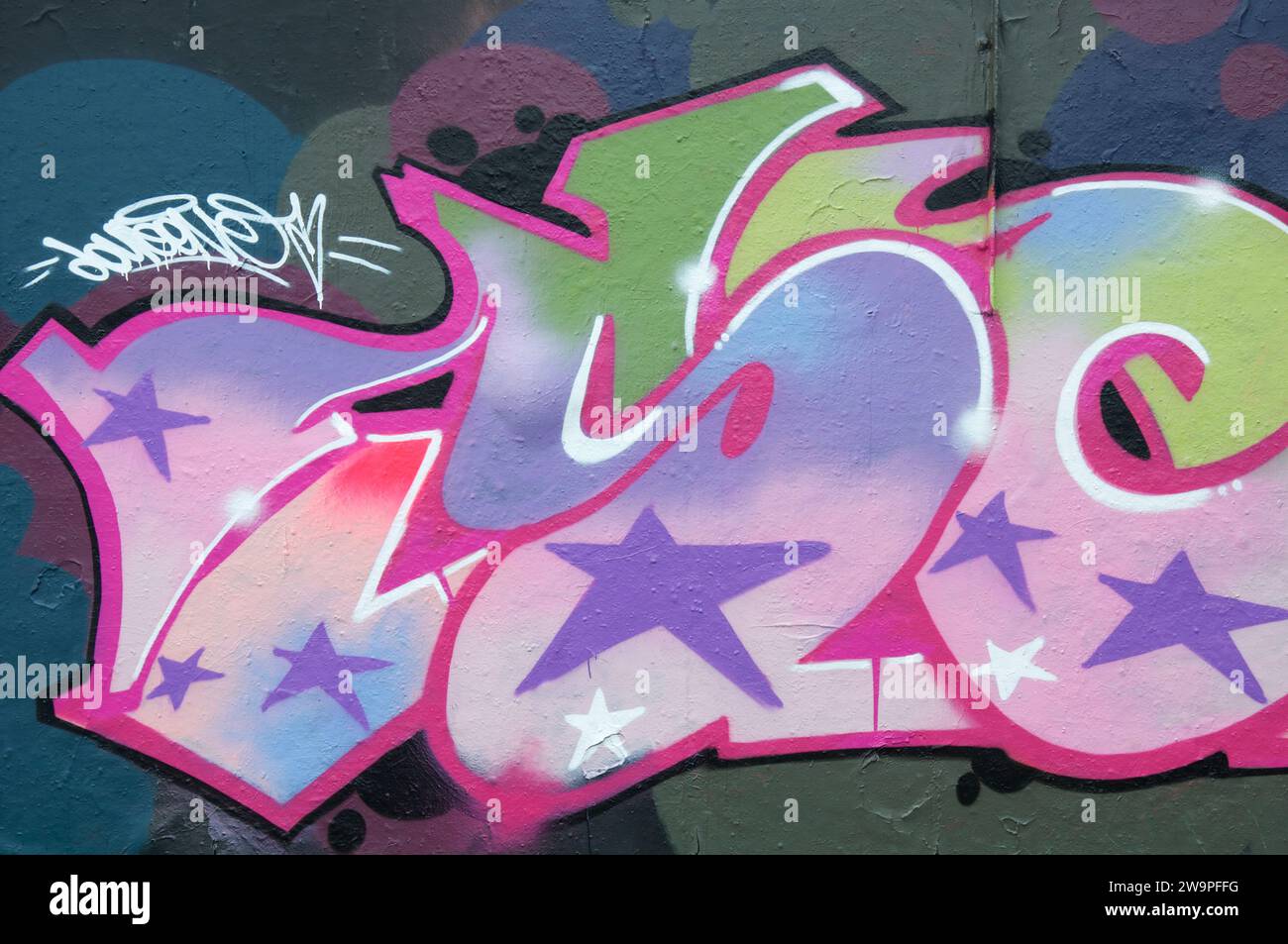 Street art urbana. Colorate lettere di graffiti e stelle, dipinte su un muro sotto il cavalcavia Fleetsbridge a Poole. Dorset, Inghilterra, Regno Unito, Regno Unito. Foto Stock