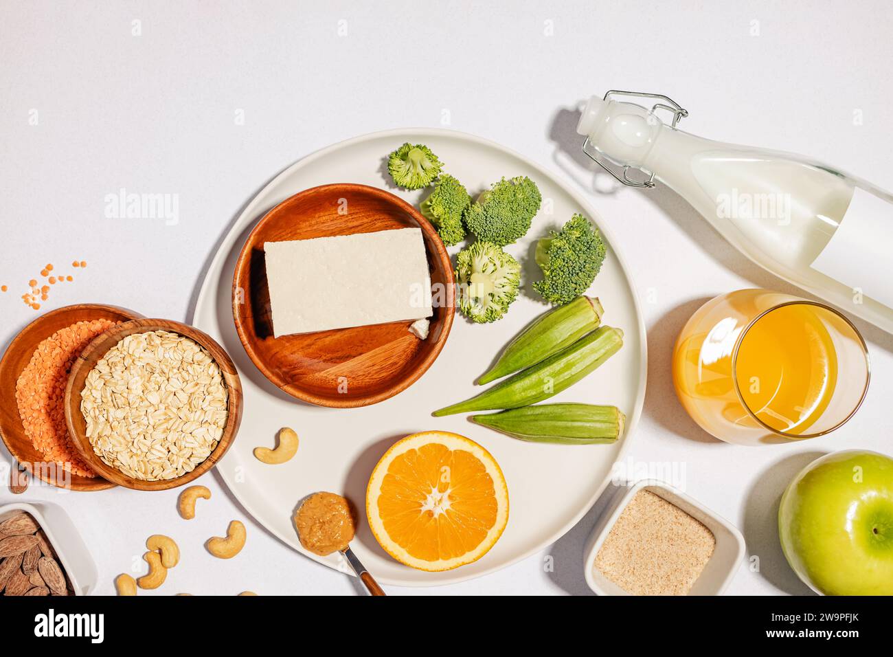 Portafoglio prodotti dietetici, vista dall'alto. Alimenti per abbassare il colesterolo, proteine vegetali, verdure e noci Foto Stock