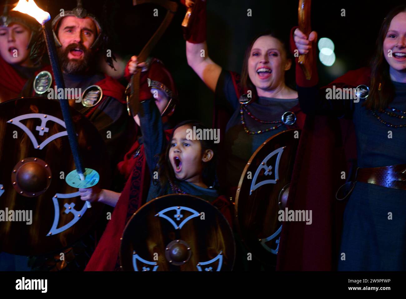 Edimburgo Scozia, Regno Unito 29 dicembre 2023. I vichinghi del South Mainland delle Shetland su Helly AA'Jarl Squad posano per le fotografie sulla Middle Meadow Walk prima di guidare la Torchlight Procession attraverso il centro di Edimburgo come parte delle celebrazioni per il nuovo anno. credit sst/alamy live news Foto Stock