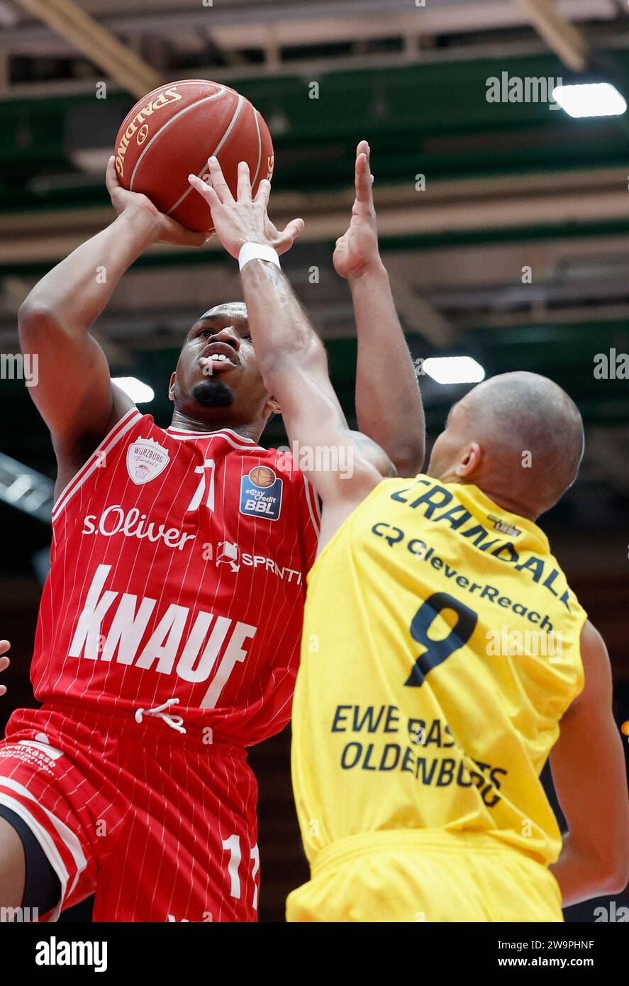 v, l. Isaiah Washington (Wuerzburg Baskets, 11) und Geno Crandall (EWE Baskets Oldenburg, 9). 29.12.2023, pallacanestro, BBL, cesti Wuerzburg - cestini EWE Oldenburg, GER, Wuerzburg, tectake Arena. Foto Stock