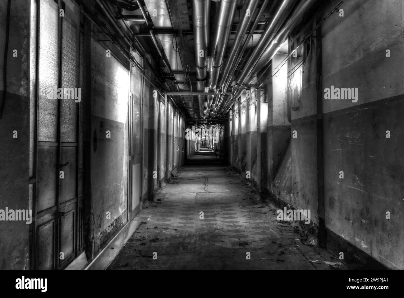 Italia. 10 dicembre 2023. Nord Italia. Corridoio nel seminterrato di un ospedale abbandonato nel nord Italia.uRBEX Foto Stock