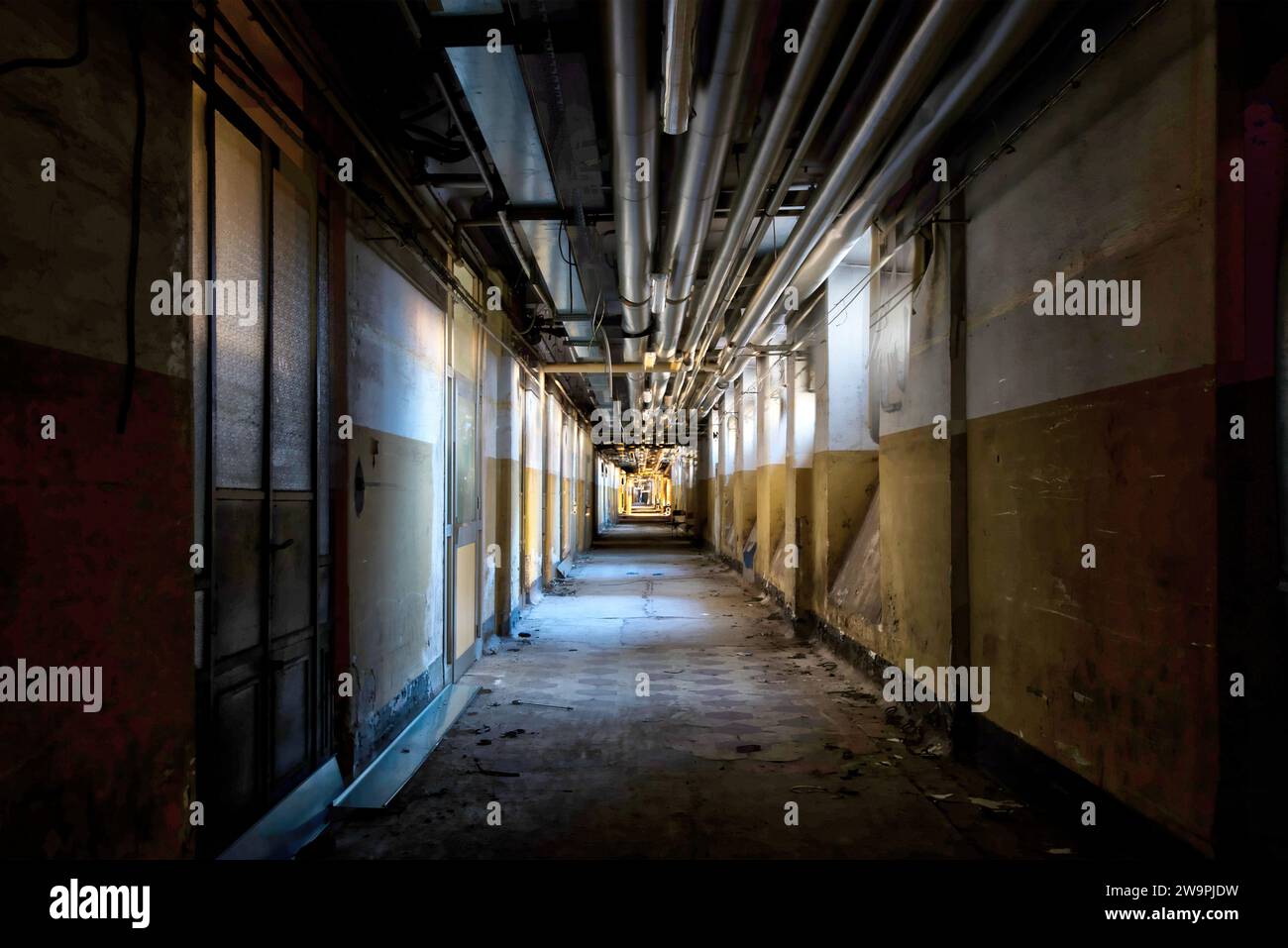 Italia. 10 dicembre 2023. Nord Italia. Corridoio nel seminterrato di un ospedale abbandonato nel nord Italia.uRBEX Foto Stock