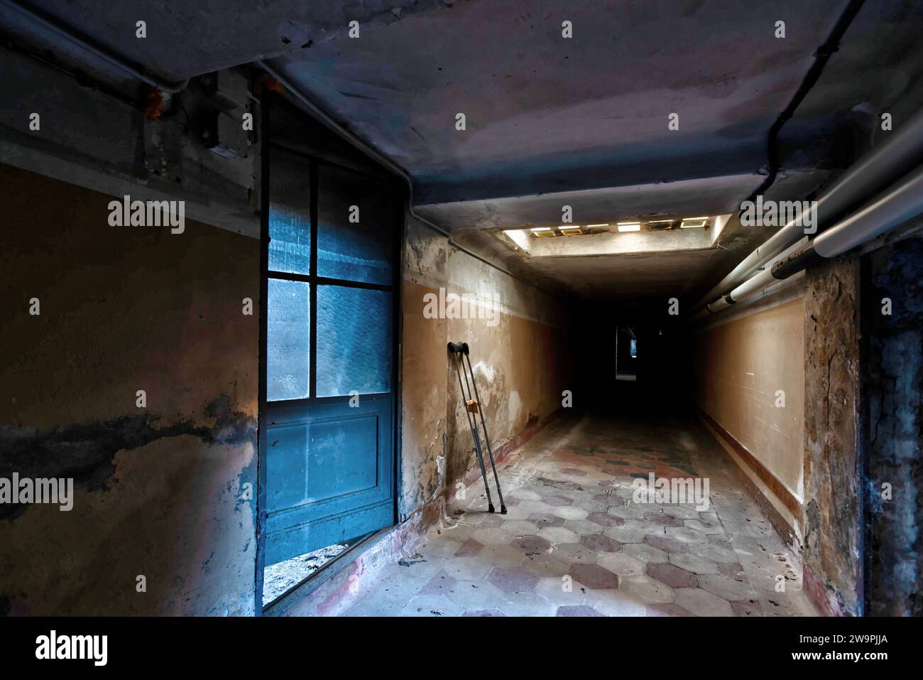 Italia. 10 dicembre 2023. Nord Italia. Corridoio nel seminterrato di un ospedale abbandonato nel nord Italia.uRBEX Foto Stock