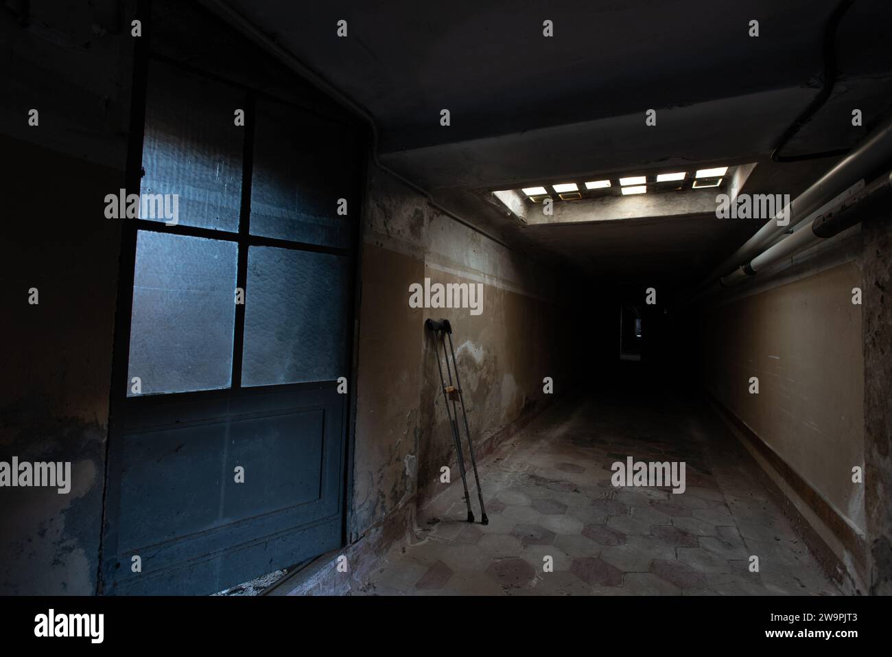 Italia. 10 dicembre 2023. Nord Italia. Corridoio nel seminterrato di un ospedale abbandonato nel nord Italia.uRBEX Foto Stock