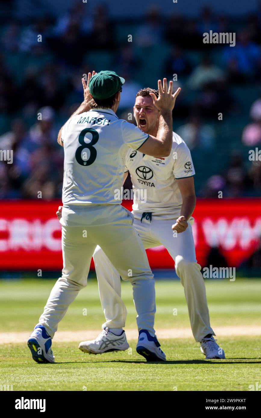 Melbourne, Australia, 29 dicembre 2023. Josh Hazlewood dell'Australia celebra il wicket di Babar Azam del Pakistan durante il giorno 4 del Boxing Day test - Day 4 match tra Australia e Pakistan al Melbourne Cricket Ground il 29 dicembre 2023 a Melbourne, in Australia. Credito: Santanu Banik/Speed Media/Alamy Live News Foto Stock