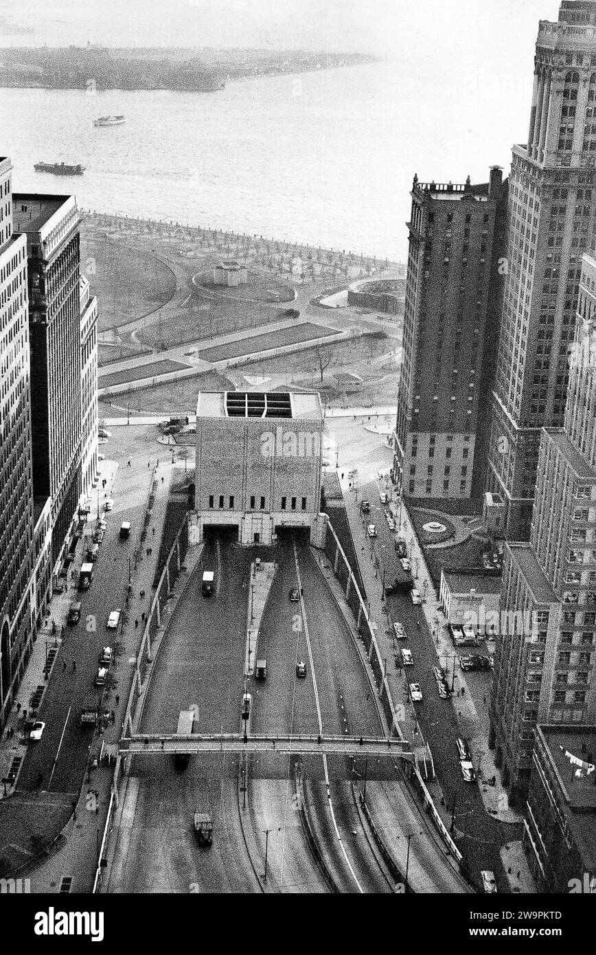 Vista dall'alto dell'ingresso del Brooklyn-Battery Tunnel e di Battery Park, Manhattan, New York, New York, USA, Angelo Rizzuto, Anthony Angel Collection, novembre 1953 Foto Stock