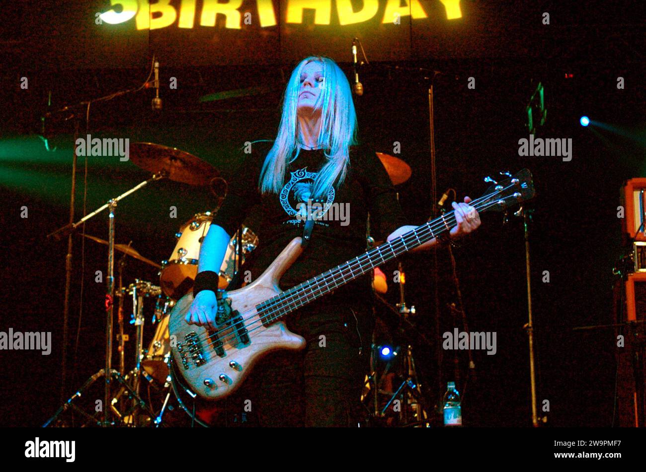 Milano Italia 2004-11-25 : Franka Weird bassista, delle bambole di pezza, gruppo musicale femminile pop punk italiano, durante il concerto dal vivo al Rolling Stone Foto Stock