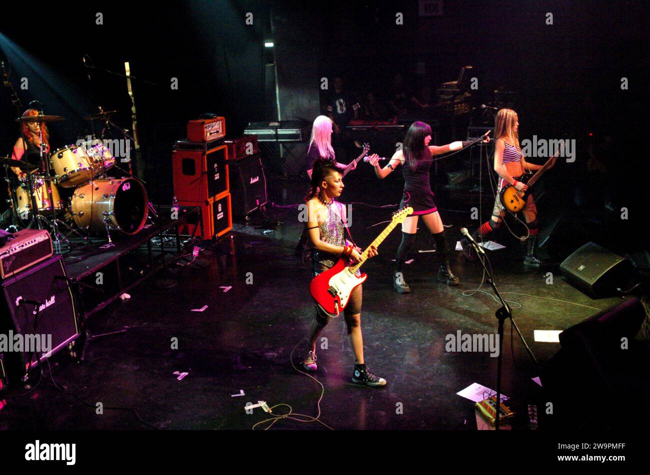 Milano Italia 2004-11-25 : bambole di pezza, gruppo musicale femminile pop punk italiano, durante il concerto dal vivo al Rolling Stone Foto Stock