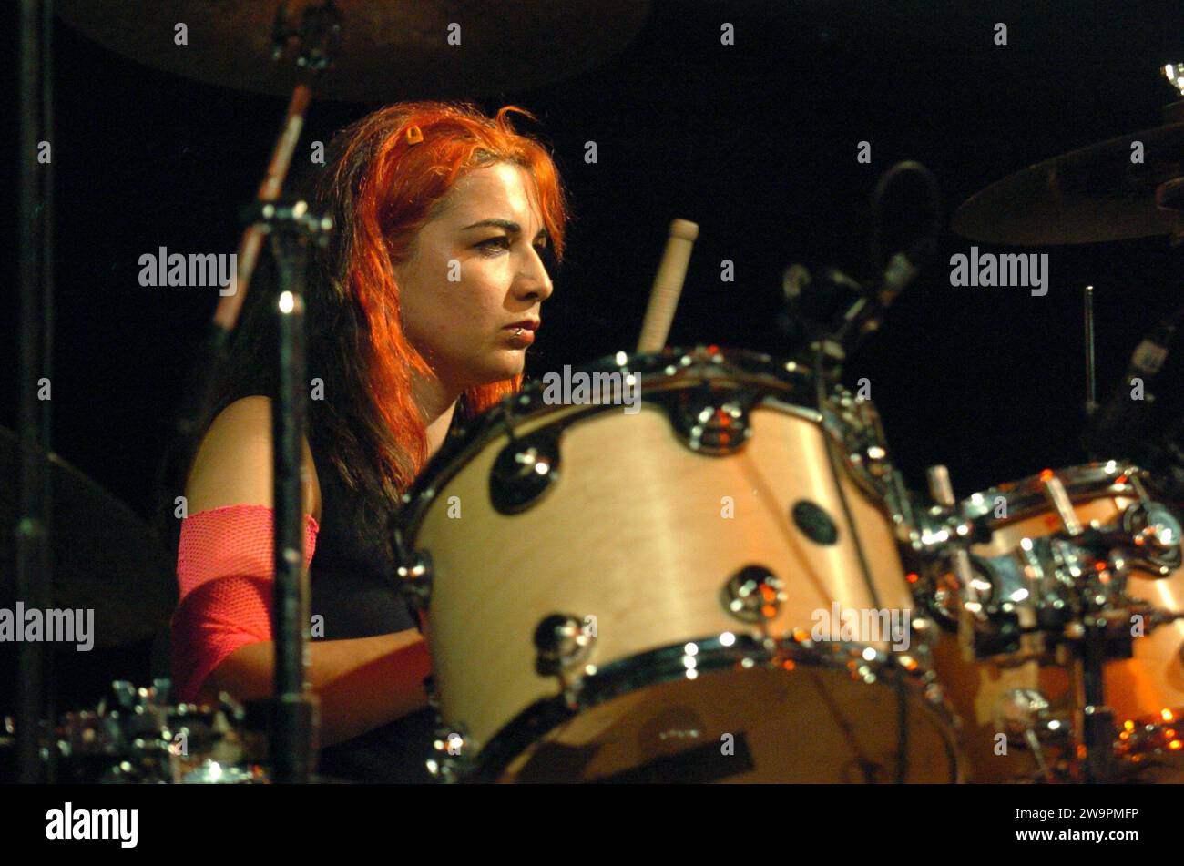 Milano Italia 2004-11-25 : Aika Ceccarelli batterista, delle bambole di pezza, gruppo musicale femminile pop punk italiano, durante il concerto dal vivo al Rolling Stone Foto Stock