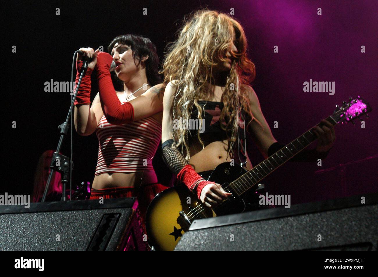 Milano italia 2003-05-09:Micky Paiano e Morgana Blue delle bambole di pezza, gruppo musicale femminile pop punk italiano, durante il concerto dal vivo al Pala Madza Foto Stock