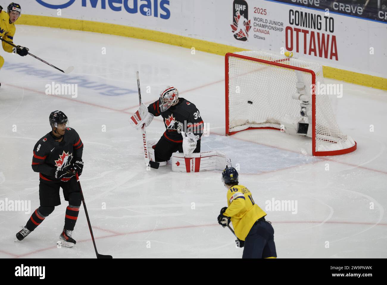 GOTHENBURG 20231229Canada's Matthis Rousseau quando lo svedese Tom Willander segna 0-1 punti durante la partita di hockey su ghiaccio del gruppo IIHF World Junior Championship A Foto Stock