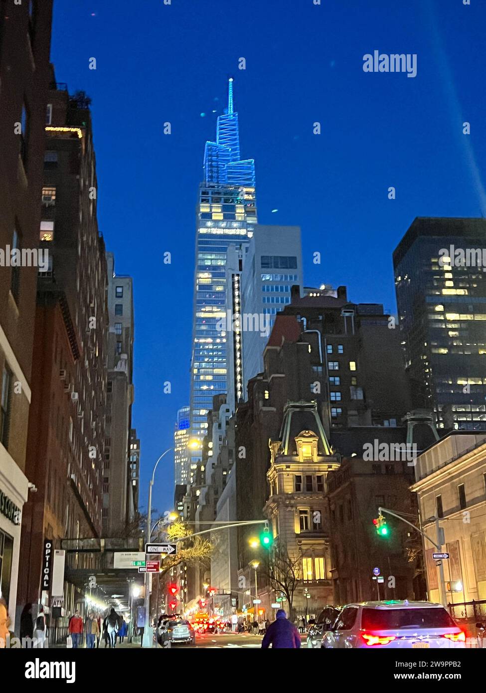 Guardando Madison Avenue dalla 26th Street, con il nuovo edificio 1 Vanderbilt che incombe in alto nel cielo. Foto Stock