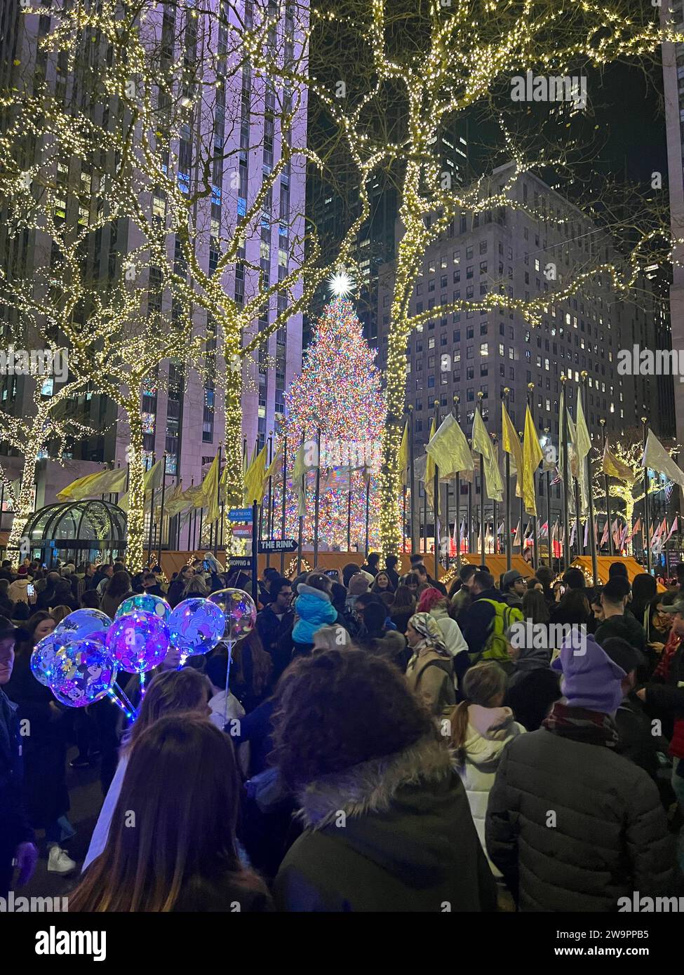 Albero di Natale illuminato al Rockefeller Center di New York. Foto Stock