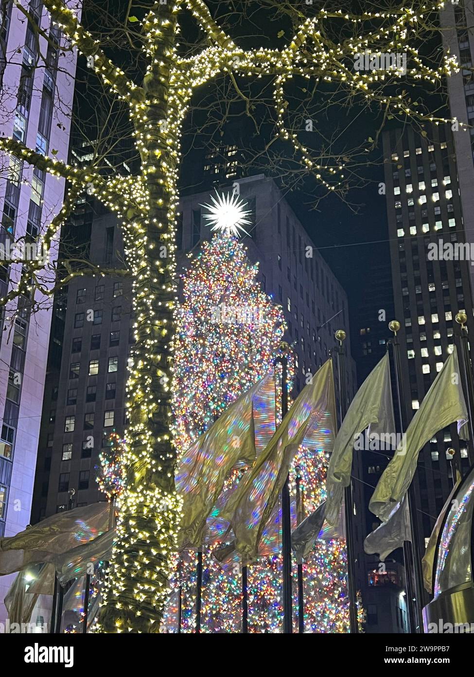 Albero di Natale illuminato al Rockefeller Center di New York. Foto Stock