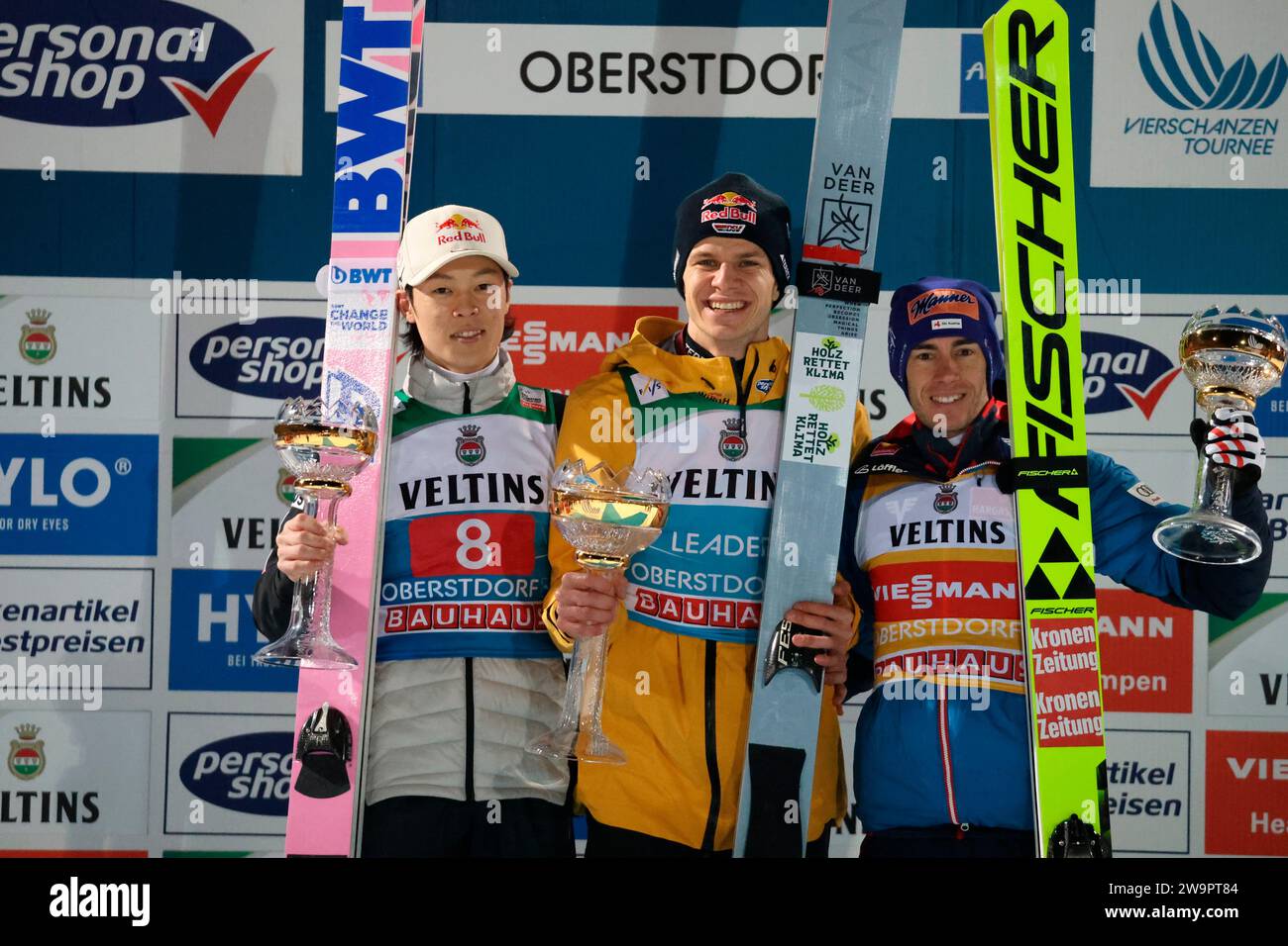 Oberstdorf, Deutschland. 29 dicembre 2023. SIE haben gut lachen, Die Top 3 bei der Siegerehrung, v.li. Ryoyu Kobayashi (Giappone/JAP), Andreas Wellinger (SC Ruhpolding), Stefan Kraft (Österreich/AUT)! Auftaktsieg beim Auftaktspringen der 72. Vierschanzentournee Oberstdorf Credit: dpa/Alamy Live News Foto Stock