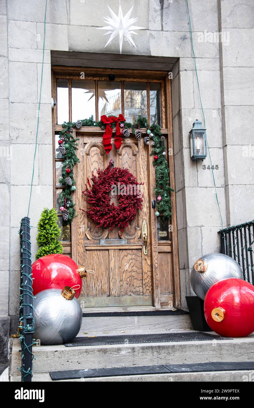 Decorazioni natalizie su Peel Street nel centro di Montreal, Quebec, Canada Foto Stock
