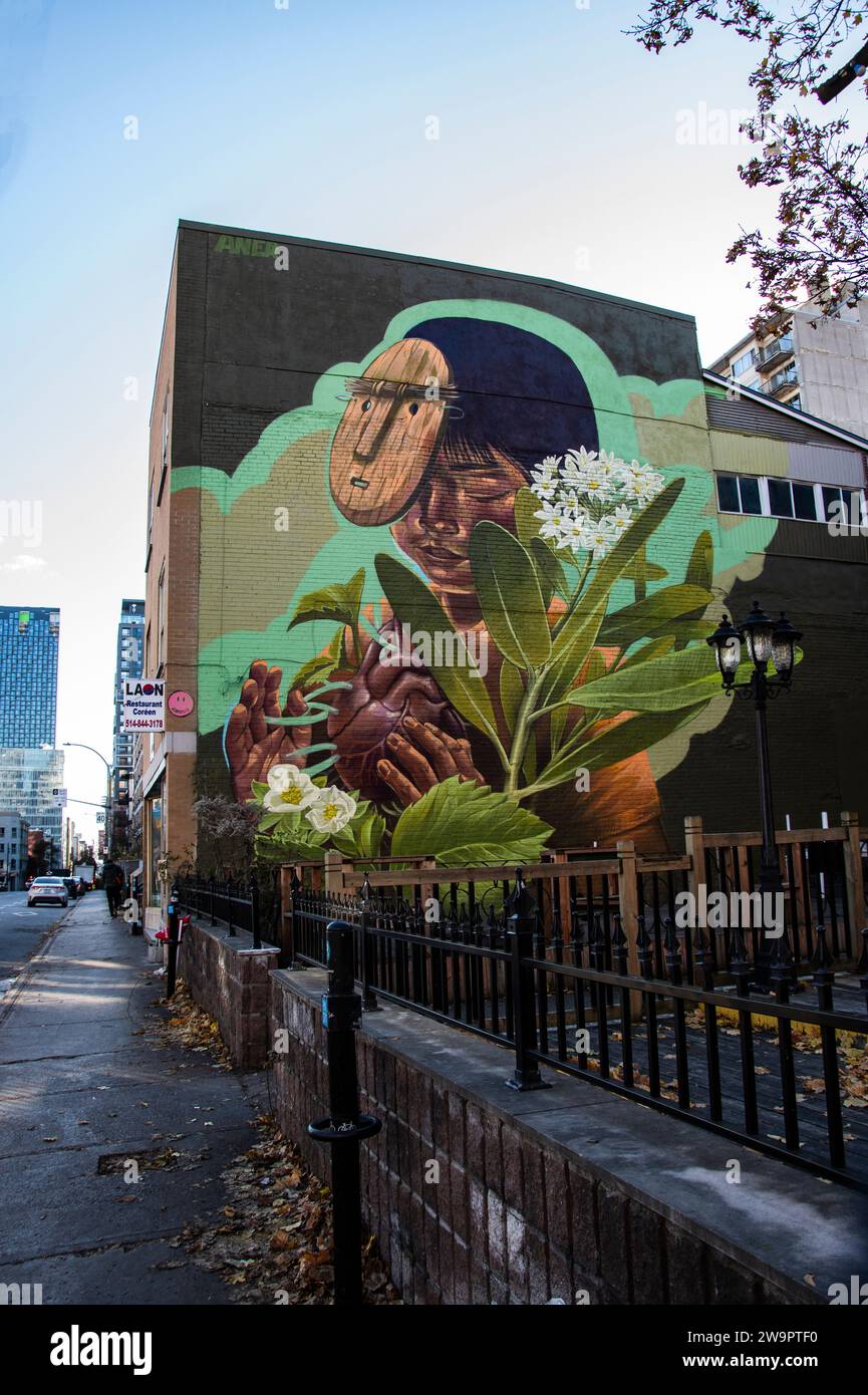 Ristorante Laon per bambini che indossa una maschera in legno murale su St Denis nel centro di Montreal, Quebec, Canada Foto Stock