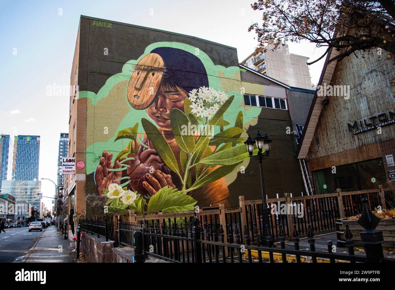 Ristorante Laon per bambini che indossa una maschera in legno murale su St Denis nel centro di Montreal, Quebec, Canada Foto Stock