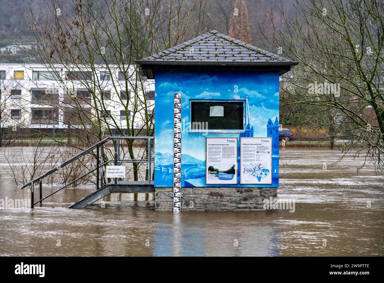 Acqua alta nella Ruhr, dopo giorni di forti piogge, la Ruhr sta inondando, livello di avvertimento 2 di 3, vicino a Essen-Werden, stazione di misurazione della Ruhrverband, NRW, Foto Stock