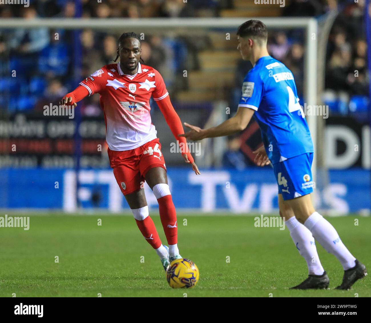 Ronnie Edwards n. 4 del Peterborough United parla ai suoi compagni di squadra come Devante Cole n. 44 delle pressioni di Barnsley durante la partita della Sky Bet League 1 Peterborough United vs Barnsley al Weston Homes Stadium, Peterborough, Regno Unito, 29 dicembre 2023 (foto di Alfie Cosgrove/News Images) Foto Stock